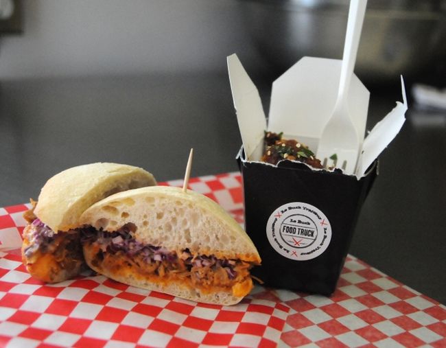 Le sandwich pulled pork et le porc Général Tao du food truck du Buck Traiteur.