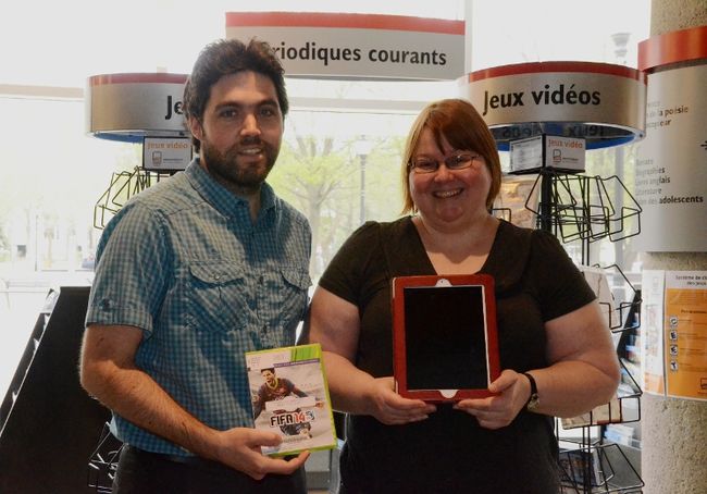 Les abonnés des bibliothèques de Trois-Rivières peuvent désormais emprunter des jeux vidéo et des tablettes électroniques à utiliser sur place. Sur la photo: Simon Vadnais, coordonnateur - communication et technologie, et Marie-Claude Taillon, bibliothécaire de référence à la bibliothèque Gatien-Lapointe.