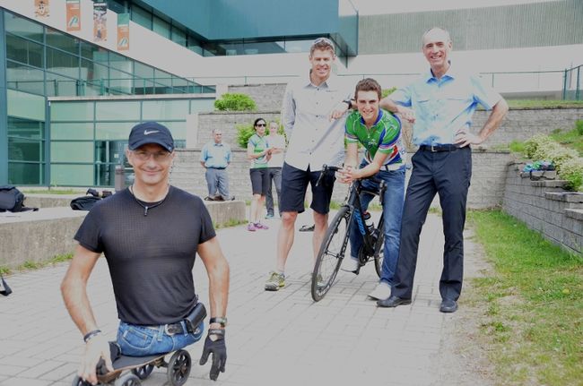 Le président d’honneur, l’athlète paralympique Yves Bourque, le président du conseil d’administration de Triathlon Québec, Benoit-Hugo St-Pierre, le triathlonien Nicolas Gilbert et le président du comité organisateur du triathlon, Daniel Gilbert