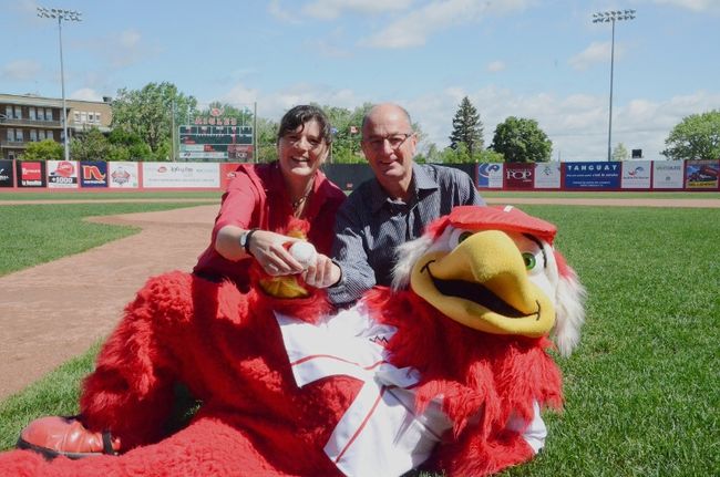 La directrice de Tourisme Trois-Rivières, Yolaine Masse, a «lancé» mercredi la saison touristique trifluvienne 2014. On la voit ici en compagnie du maire Yves Lévesque et de la mascotte des Aigles de Trois-Rivières, Grand Chelem. 