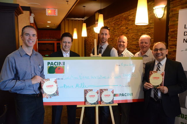 De gauche à droite: Martin Harvey, propriétaire du restaurant Pacini de Trois-Rivières, Jean Desaulniers, victime de la pyrrhotite, avec les membres de la CAVP, Steeve Guy, coordonnateur, Alain Gélinas, administrateur, Yvon Héroux, trésorier, et Yvon Boivin, président. 