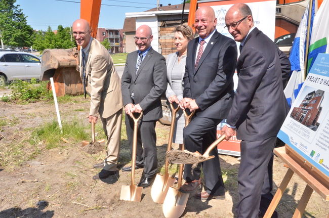 Le directeur général de l’OMH de Trois-Rivières Marco Bélanger était présent lundi à la première pelletée de terre accompagné du ministre Jean-Denis Girard, de la vice-présidente à l’habitation sociale et communautaire à la SHQ Lise Guillemette, du président du conseil d'administration de l'OMH de Trois-Rivières, Robert De Nobile et du maire Yves Lévesque.