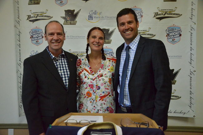 Denis Francoeur de l’Académie de hockey Denis Francoeur, Julie Robitaille de l’École de Power Skating et Patrick Lalime entraîneur et nouvel ambassadeur du programme de développement à long terme du joueur de hockey.