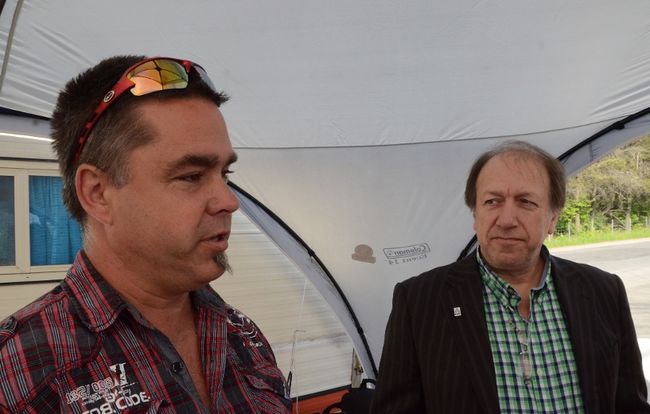 De gauche à droite: Mario Mongrain, président du Syndicat régional des employés de la Mauricie, et Yvon Godin, vice-président de la Fédération des services publics de la CSN. 