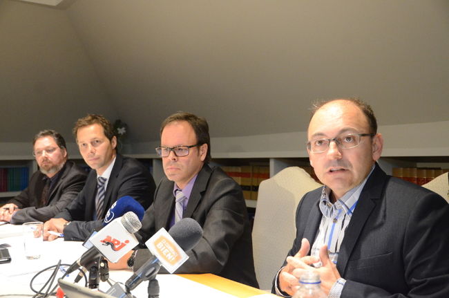 De gauche à droite: Michel Lemay, vice-président de la CAVP, les avocats Me Pierre Soucy et Me Ghislain Lavigne, du cabinet Lambert Therrien, et Yvon Boivin, président de la CAVP. 