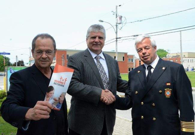 De gauche à droite: Alain Drouin, maire de Nicolet, Gilles La Madelaine, de l’Association des chefs en sécurité incendie du Québec, et Michel Legault, directeur du Service de sécurité incendie de Nicolet.