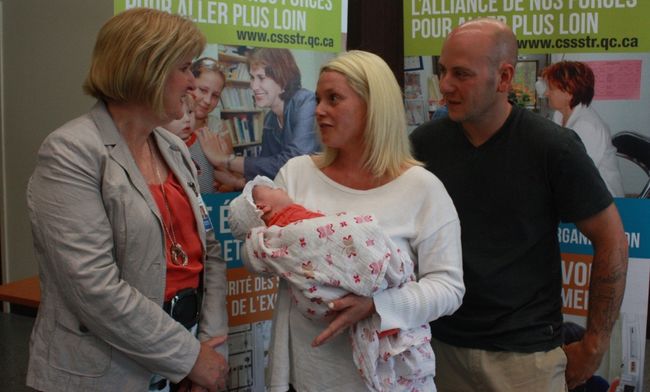 Lucie Letendre, directrice générale du CSSS de Trois-Rivières, Mélissa McMahon tenant dans ses bras la petite Victoria et à droite, le père de la fillette, Sébastien Boisclair.