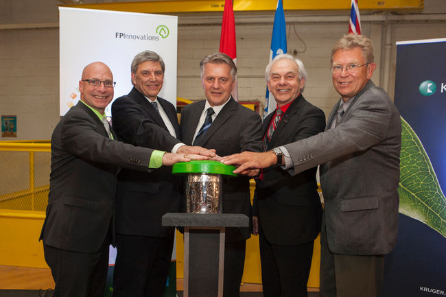 Jean-Denis Girard, ministre responsable de la région de la Mauricie, Daniel Archambault, vice-président exécutif chez Kruger, Laurent Lessard, ministre des Forêts, de la Faune et des Pars, Pierre Lapointe, président et chef de la direction de FPInnovations et Dave Peterson, forestier en chef de la Colombie-Britanique, procèdent à l’inauguration officielle.
