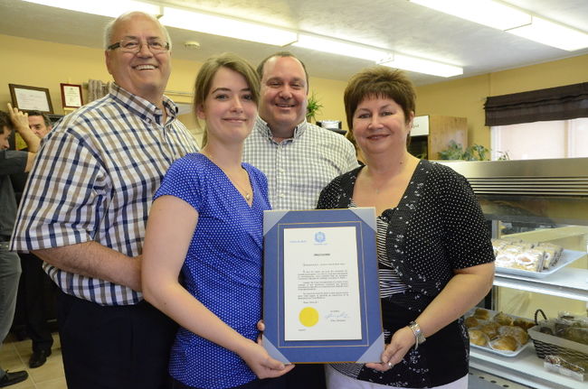 L’équipe de l’Atelier des Vieilles Forges s’est fait remettre un laminage d’un mot de félicitations de la part du maire de Trois-Rivières, Yves Lévesque. De gauche à droite: René L’Heureux, président, Catherine Lefrançois, chef d’équipe pour l’Atelier chocolaté A. Pépin, Francis Parent, directeur du service de production et transformation, et Thérèse Brouilette, directrice générale déléguée.