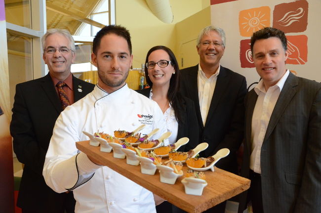 De gauche à droite: Daniel Cournoyer, conseiller du district de Sainte-Marthe, Martin Patenaude, chef exécutif et porte-parole des écoles culinaires le Choix du Président, Marilyne Lavoie, coordonnatrice des Délices d’automne, Norman Houle, directeur régional du ministère de l’Agriculture, des Pêcheries et de l’Alimentation du Québec, et Steve Dubé, directeur de la Corporation de l’Amphithéâtre de Trois-Rivières.
