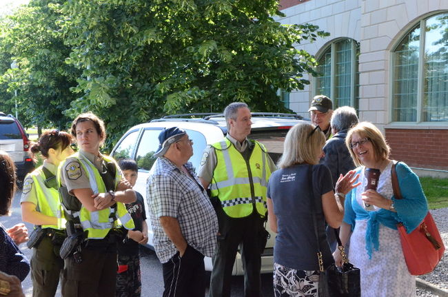 Huit agents de la Sûreté du Québec ont été dépêchés à l’Auberge Godefroy, où avait lieu l’assemblée annuelle de la Maison Carignan. Il n’y a toutefois eu aucun accrochage entre eux et la vingtaine de sympathisants à Yvon Carignan présents. 