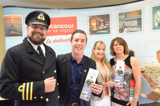De gauche à droite: le Capitaine Paulhus, interprété par Jean-Philippe Marcotte, le directeur général de l’Office de tourisme de Nicolet-Yamaska, Jérôme Gagnon, la directrice générale de l’Office de tourisme de Bécancour, Fabiola Aubry, et Céline Rousseau, directrice marketing de Tourisme Centre-du-Québec. 