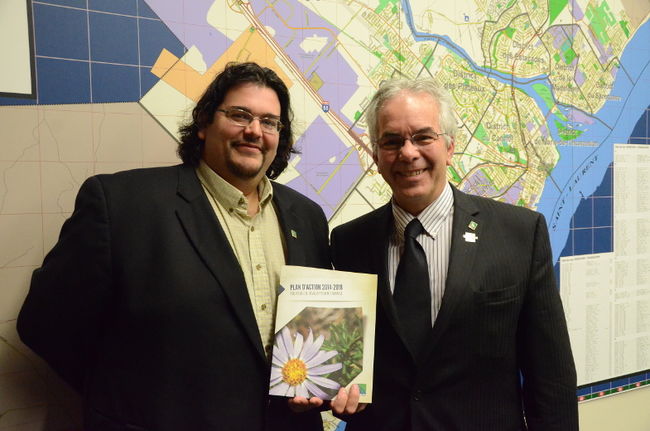 De gauche à droite: Dominic Thibeault, coordonnateur du développement durable à la Ville de Trois-Rivières, et Daniel Cournoyer, conseiller du district de Sainte-Marthe et membre du Groupe de travail du Plan d’action en développement durable. 