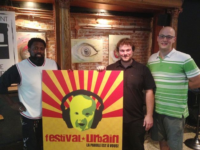Les organisateurs du Festival Urbain ont présenté les grandes lignes et dévoilé l’affiche de l’événement, qui aura lieu du 14 au 16 août. De gauche à droite : Dory St-Arnault, président du Mouvement jeunesse et culture, Jean-Philippe Charbonneau, directeur général de la radio étudiante CFOU, partenaire majeur de l’événement, et Dany Carpentier, fondateur du festival. 