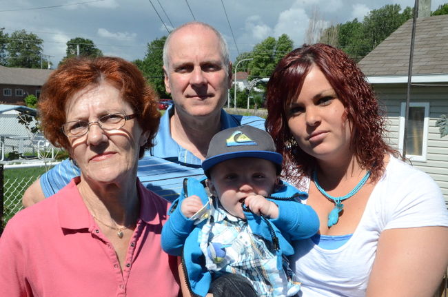 Alice Pronovost, Jocelyn Aubut, Caroline Martin et son fils Alexis estiment que si elle est construite, la station-service au coin des rues Notre-Dame et Brisebois serait trop près de leur maison, ce qui aurait des conséquences sur leur santé et la valeur de leur propriété.