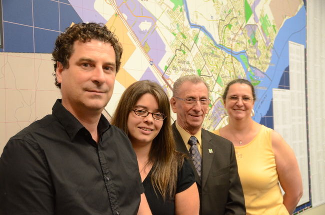 De gauche à droite: Yves Deguire, responsable du programme de contrôle de l’herbe à poux à la Ville de Trois-Rivières, Caroline Guay, organisatrice communautaire chez ÉCOF-CDEC, Pierre A. Dupont, conseiller municipal du district de Sainte-Marguerite, et Marie Hallé, citoyenne. 