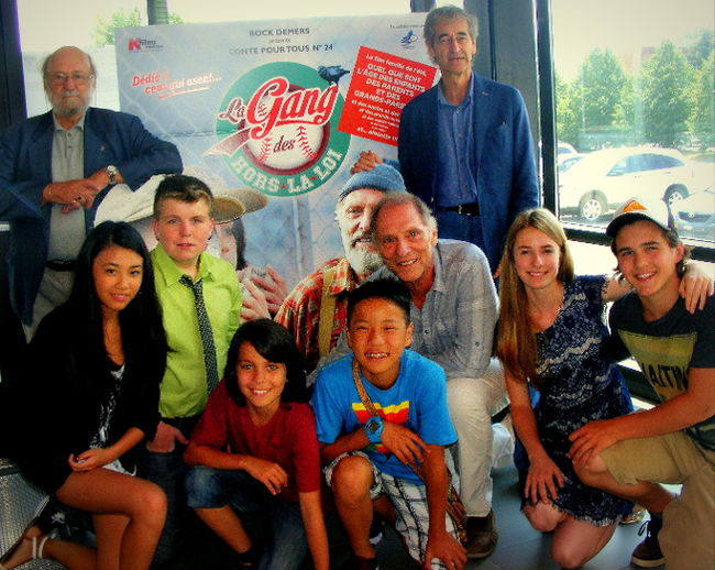 Le producteur Rock Demers et le réalisateur Jean Beaudry (à l'arrière) et une partie de la distribution du film La gang des hors la loi (de gauche à droite: Anyjeanne Savaria, Maxime Tremblay, André Kasper, Lambert Legendre, Guy Thauvette, Frédérique Cyr-Deschênes et Charles Gillespie).
