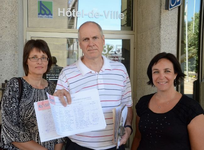Jocelyn Aubut, entouré de son épouse, Linda Olé, et de la conseillère du district de Chavigny, Marie-Claude Camirand.