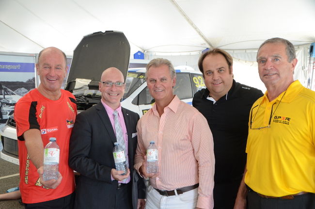 De gauche à droite: Yves Lévesque, maire de Trois-Rivières, Jean-Denis Girard, député de Trois-Rivières, André Fortier, vice-président principal Loblaw, Dominic Fugère, directeur général du GP3R, et Joël St-Pierre, président du GP3R.