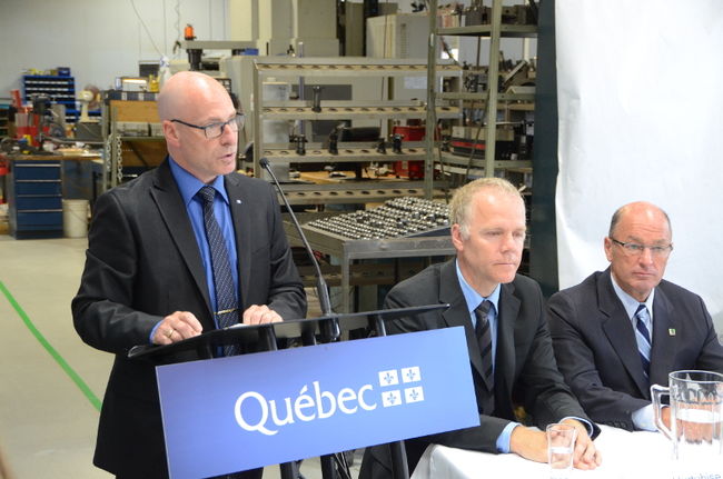 De gauche à droite: Jean-Denis Girard, ministre délégué aux Petites et Moyennes Entreprises, à l’Allégement règlementaire et au Développement économique régional, Yves Hurtubise, cofondateur d'Odyssée Biotech, et Yves Lévesque, maire de Trois-Rivières.