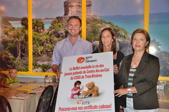 Vincent Breault, directeur marketing du Buffet des Continents, Lucie Bouchard, gestionnaire du programme de santé mentale jeunesse et Lisette Tremblay, présidente du conseil RSTR.