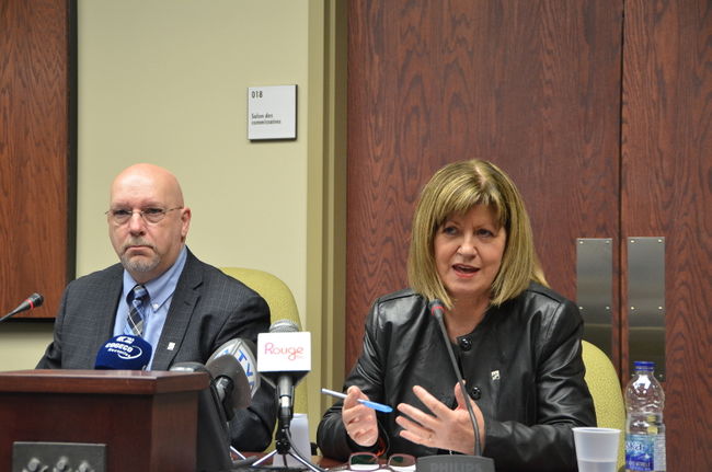 La Commission scolaire du Chemin-du-Roy adoptera son budget mercredi, ainsi que le montant qui sera demandé aux Trifluviens pour la taxe scolaire. Sur la photo, le président du Conseil des commissaires, Yvon Lemire, et la directrice générale de la Commission scolaire, Hélène Corneau.