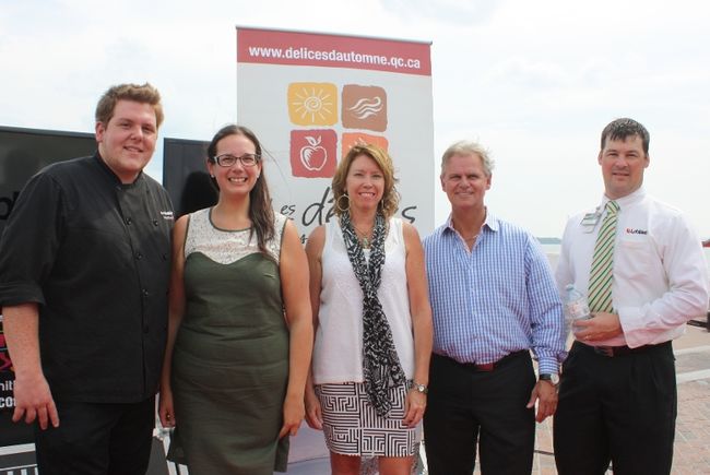 De gauche à droite: Maxime Lemaire, coordonnateur marketing de l’École culinaire Le Choix du Président, Loblaws de Trois-Rivières, Marilyne Lavoie, coordonnatrice des Délices d’automne, Sonia Dumoulin, directrice régionale adjointe au ministère de l’Agriculture des Pêcheries et de l’Alimentation, André Fortier, vice-président principal, Exploitation des bannières Provigo Le Marché et Loblaws du Québec et Martin Soulières, directeur du Loblaws de Trois-Rivières.
