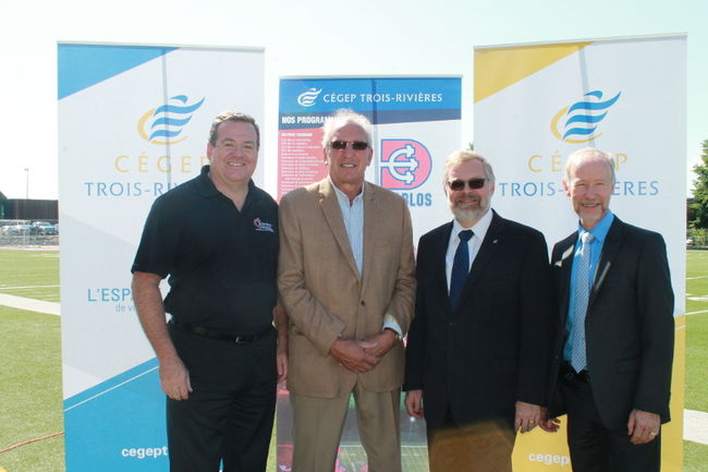 On retrouve sur la photo Sylvain Desbiens, président de la Corporation Les Diablos, Jean-Guy Paré, représentant des anciens Diablos ainsi que Raymond-Robert Tremblay et Daniel Marchand, respectivement directeur général et directeur des Services de l'équipement du Cégep de Trois-Rivières.