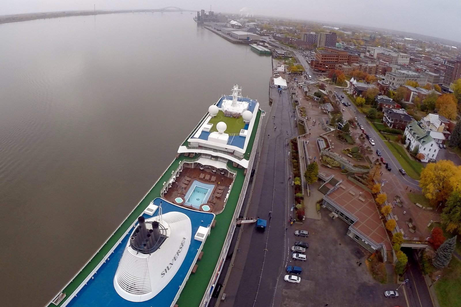 Belle vue du port de Trois-Rivières et du Silver Whisper qui s'est amarré au port de Trois-Rivières avec ses 382 passagers et 302 membres d'équipage le mercredi 15 octobre 2014.