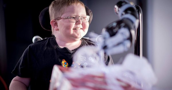 Alexandre, un jeune homme de 13 ans, de la région des Bois-Francs, atteint de dystrophie musculaire de Duchenne. À son arrivée, un cadeau qui allait transformer sa vie et celle de sa famille l’attendait au pied du sapin. Le bras robotisé qui a appartenu à l’inspiration de la Fondation, Guillaume Fleurent Beauchemin, sera maintenant à sa disposition afin d’améliorer son autonomie au quotidien.