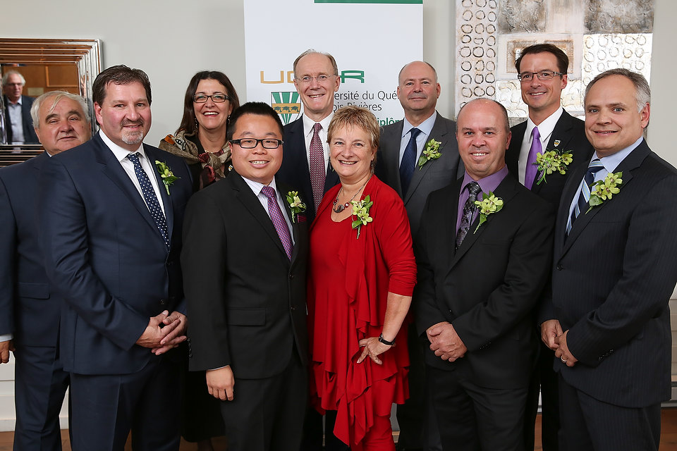 Photo prise à l’occasion du Gala des Pythagore 2013. Yves Tousignant, président du CA de l’UQTR, Mario Jean, Nadia Ghazzali, rectrice de l’UQTR, Winston Chan, Paul Crampton, Francine de Montigny, Yvon Bolduc, Guy Cloutier, Patrick Charlebois et Sylvain Toutant.