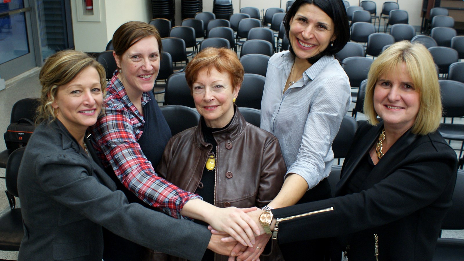 Louise Lavigueur, directrice générale adjointe organisationnelle; Annie Lavigne, agente de planification et de recherche; Christiane Bonfanti, présidente du conseil d’administration; Caroline Guertin, conseillère cadre au Programme qualité et agrément et Lucie Letendre, directrice générale.