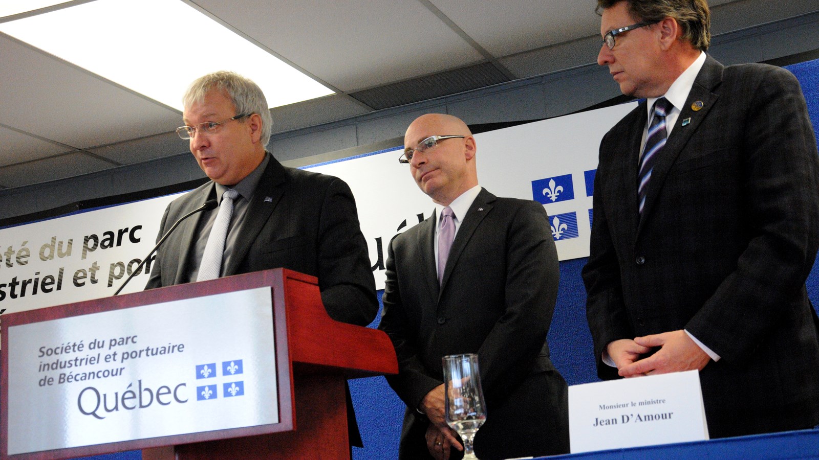 Le ministre délégué aux Mines, Luc Blanchette; le ministre délégué aux Petites et Moyennes Entreprises, à l'Allègement réglementaire et au Développement économique régional, Jean-Denis Girard et du ministre délégué aux Transports et à l'Implantation de la stratégie maritime, Jean D'Amour.