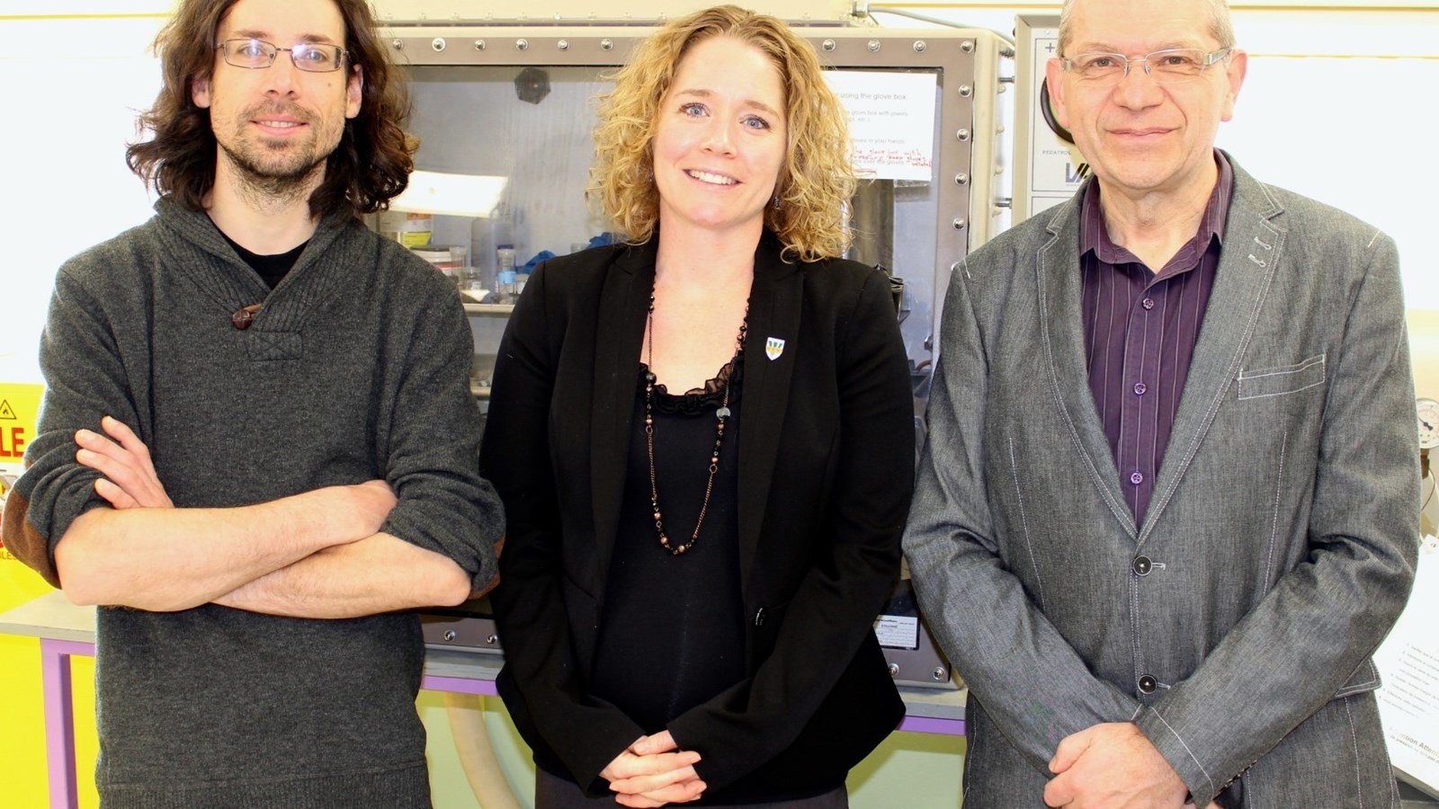 Marc Germain, professeur au Département de biologie médicale; Kim Bracken, conseillère en développement international et responsable du projet à l’UQTR ainsi que Jacques Huot professeur, Département de chimie, biochimie et physique.