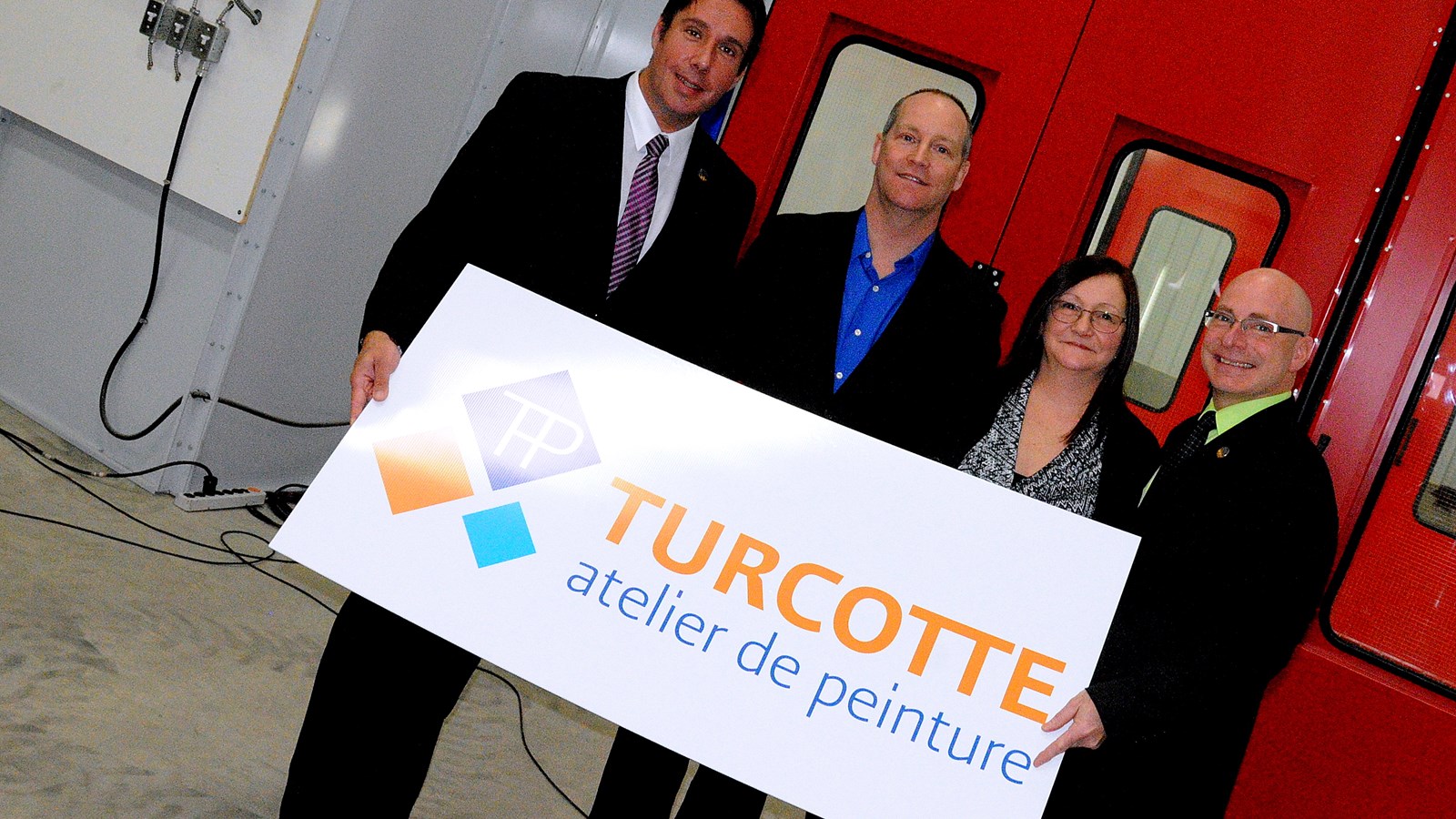 Le député de Maskinongé, Marc H. Plante, les copropriétaires de Turcotte atelier de peinture, Pierre Junior et Manon Turcotte et le ministre, Jean-Denis Girard.