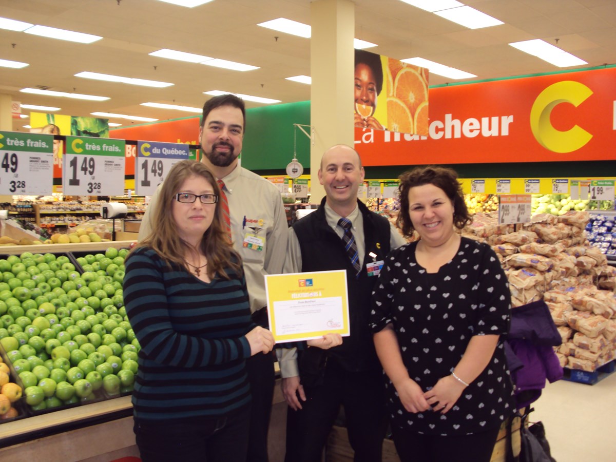 Karen Jeniss, enseignante; David Lebel, directeur adjoint du Super C à Trois-Rivières; Jonathan Lamoureux, directeur du Super C à Trois-Rivières et Mélanie Monfette, enseignante.