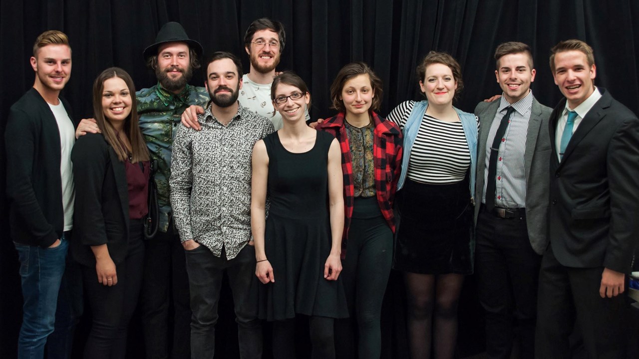 Groenland est entouré du comité organisateur. De gauche à droite, Marc-Antoine Mongrain, Claudie Lemire Mathieu, les membres du groupe, David Marcotte et Benjamin Gauthier.