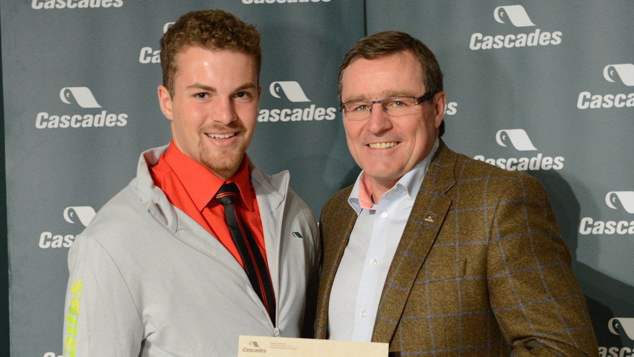 Mario Plourde, président et chef de la direction de Cascades avec le récipiendaire, Alexandre Roy.