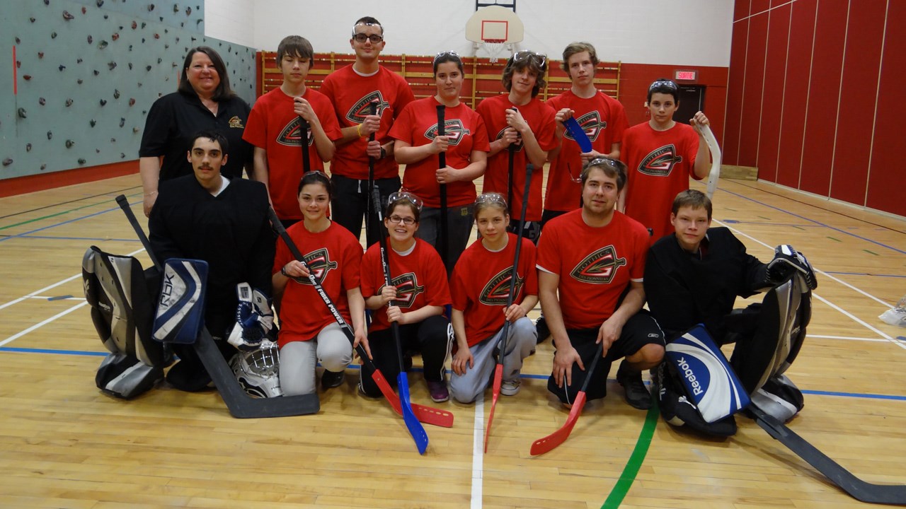 Des jeunes de l'école des Pionniers visent l'or en hockey-balle lors du défi AlterGo