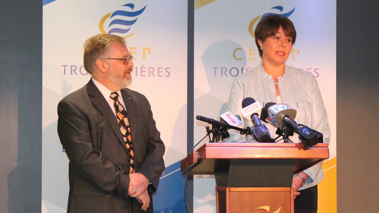 Raymond-Robert Tremblay, directeur général du Cégep de Trois-Rivières et Caroline Gauthier, présidente du CA du cégep.