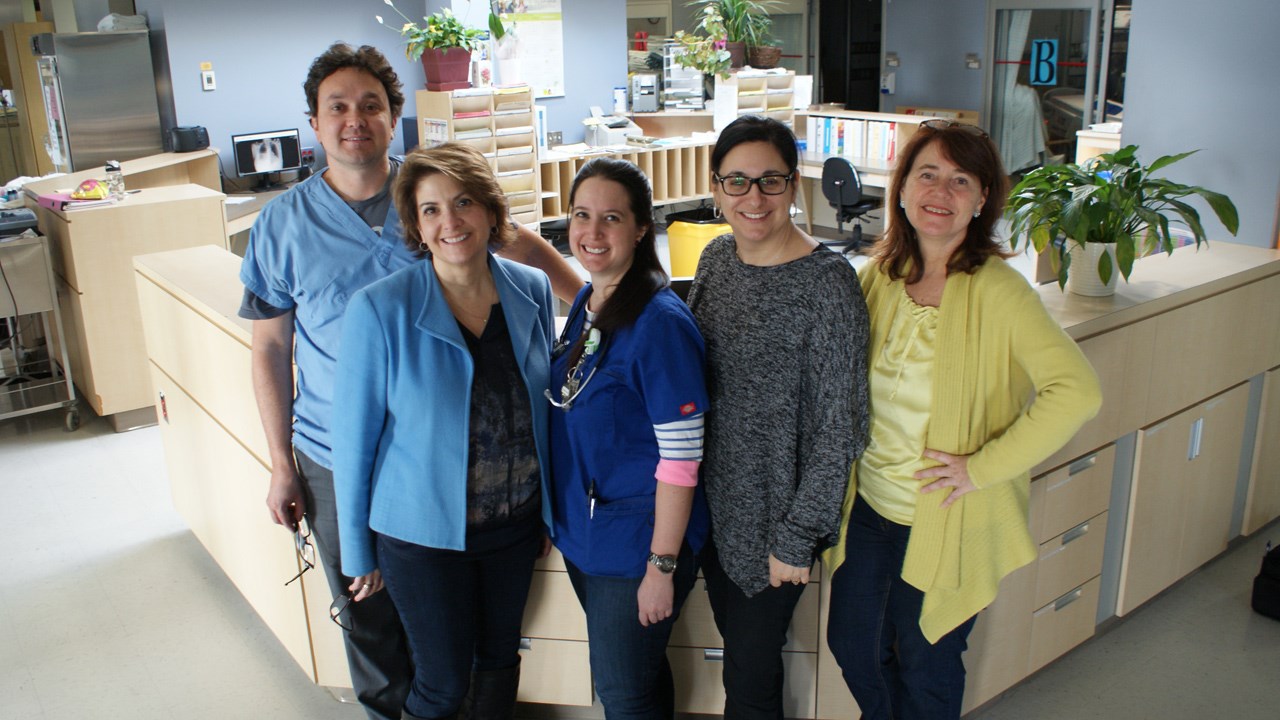 Le Dr Jean-François Naud, interniste-intensiviste, Mme Hélène Laurent, chef de service des soins intensifs médicaux-chirurgicaux, la Dre Marie-Josée Bériault, interniste-intensiviste, Mme Nathalie Thiffault, conseillère cadre en activités cliniques-soins infirmiers et Mme Joanne Francoeur, conseillère en promotion de la santé.