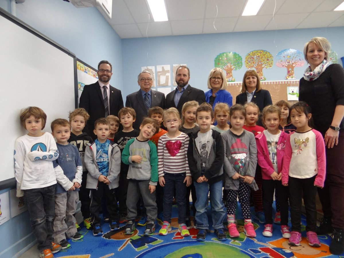 Le directeur de l’école, Jonathan Bradley, le président du Conseil des commissaires, Claude Lessard, le président du Conseil d’établissement, Benoit Trudel, la directrice générale de la Commission scolaire, Hélène Corneau, la conseillère municipale, Ginette Bellemare, l’enseignante de maternelle, Annie Dessureault et tous ses élèves.