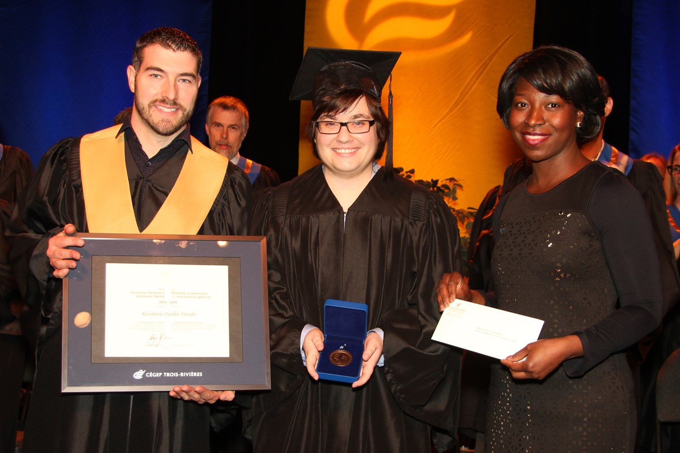 David Hervieux, diplômé honorifique, Rosemarie Ouellet-Paradis ainsi que Bénédicte N'Dri, directrice de la Fondation du Cégep de Trois-Rivières.