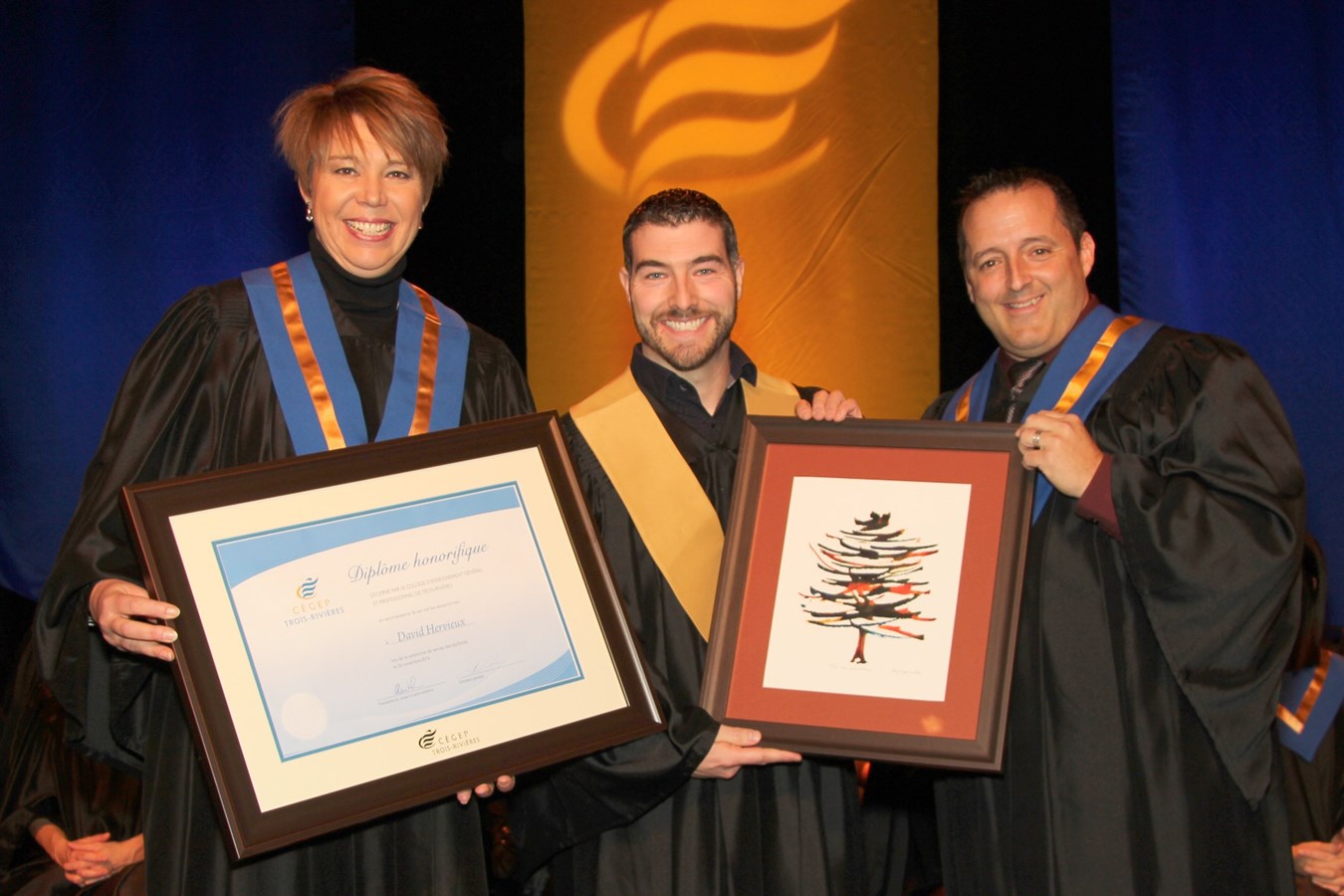 Caroline Gauthier, présidente du conseil d'administration, David Hervieux, diplômé honorifique et Louis Gendron, directeur général.