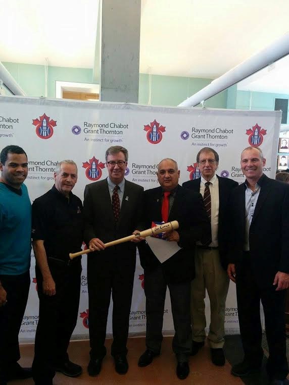 De gauche à droite: Sébastien Boucher, joueur des Champions d'Ottawa;
Richard Lahaie, représentant pour les Aigles; Jim Watson, maire d'Ottawa; Heriberto Suarez, le commissaire de la Fédération cubaine de baseball;
Miles Wolff, commissaire de la Ligue Can-Am ainsi que Michel Laplante, Président et directeur général des Capitales de Québec.