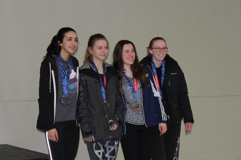 Léa Chamberland Dostie, (2e en partant de la gauche) et son équipe de relais