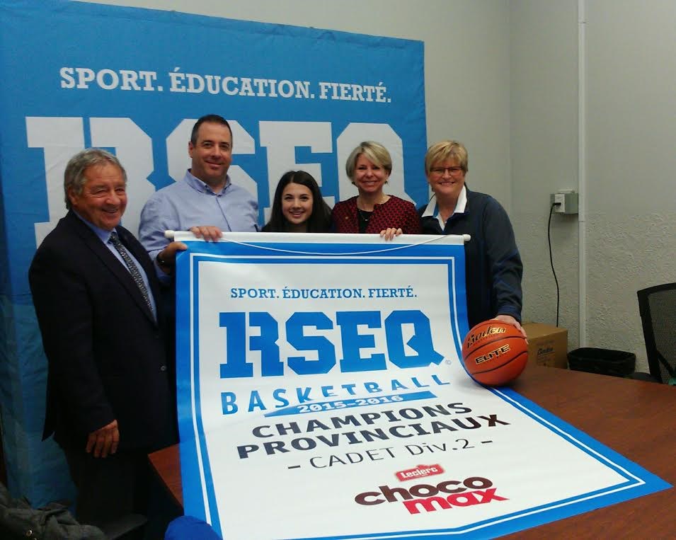 Sur la photo, de gauche à droite: Jacques Moffatt, président du conseil d'administration du RSEQ Provincial, Charles Hébert, directeur adjoint et responsable des sports du Séminaire Saint-Joseph, représentante cadette de l'Académie Les Estacades, Martine Roy, directrice générale par intérim du Séminaire Saint-Joseph et Micheline Guillemette, directrice générale du RSEQ Mauricie.