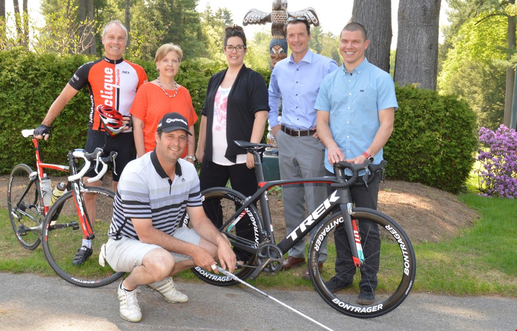 M. Pierre Lacroix, directeur parcours et calendrier, Club Cyclique Mauricie, Mme Lisette Tremblay, présidente du C. A., Fondation RSTR, M. Luc Boisvert, directeur de golf, Club de golf Ki-8-Eb, Mme Claudia Bélisle, directrice générale, Place Belvédère, partenaire cocktail, M. Patrick Charlebois, membre du comité organisateur, Fondation RSTR, M. Vasco Fraga, co-propriétaire, Brunelle Ski Vélo, partenaire Tour Cycliste.