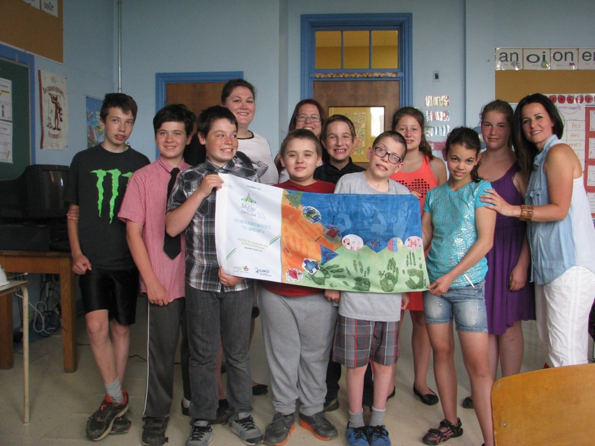 Le groupe 903 de l'école Mond'Ami, situé à Trois-Rivières. Les enfants en compagnie de Cathy Larochelle, coordonnatrice-animatrice à ESPACE Mauricie et représentante de la collective du Regroupement des organismes ESPACE du Québec (ROEQ) ainsi que Melaney Blais, éducatrice spécialisée responsable du groupe