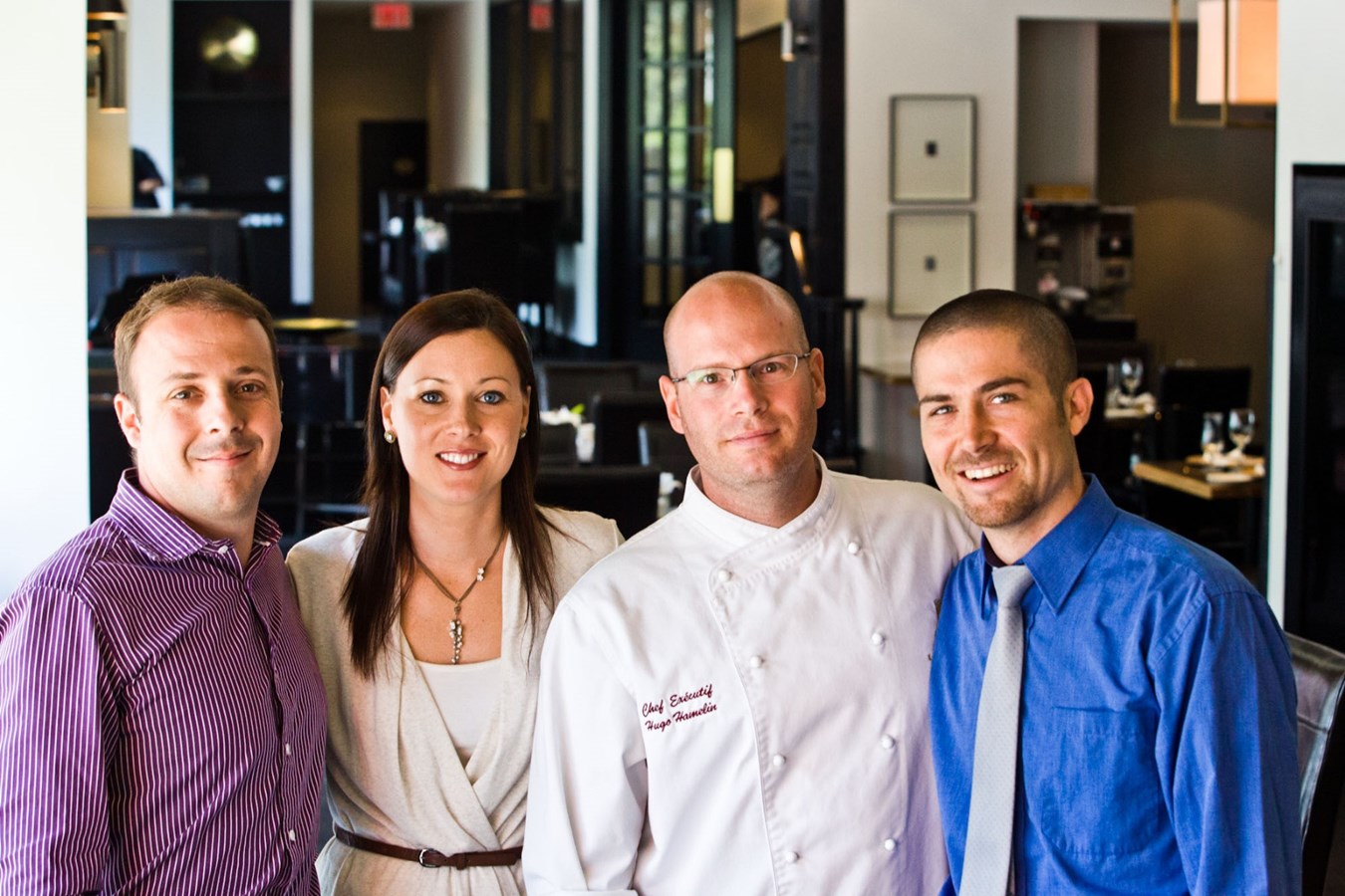 M. Pierre Dubillard et Mme Valérie Desrosiers en compagnie des nouveaux propriétaires du restaurant Le Rouge Vin M. Hugo Hamelin, chef cuisinier et M. Patrick Buisson